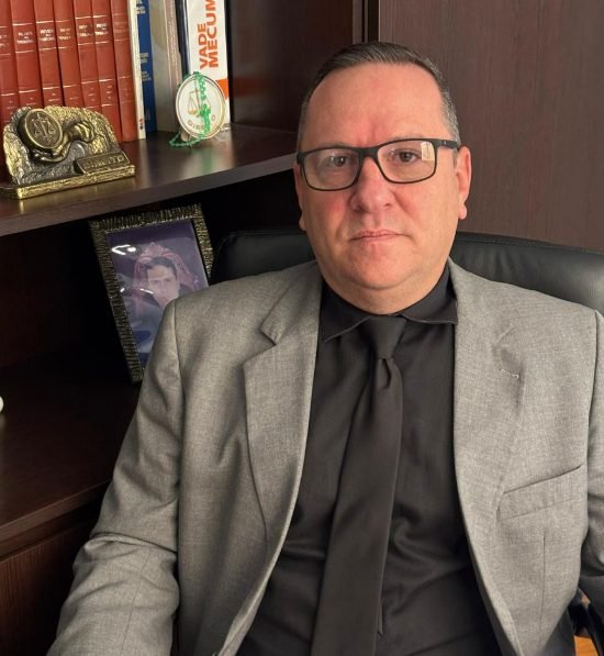Advogado Reginaldo Sandrini em seu escritório